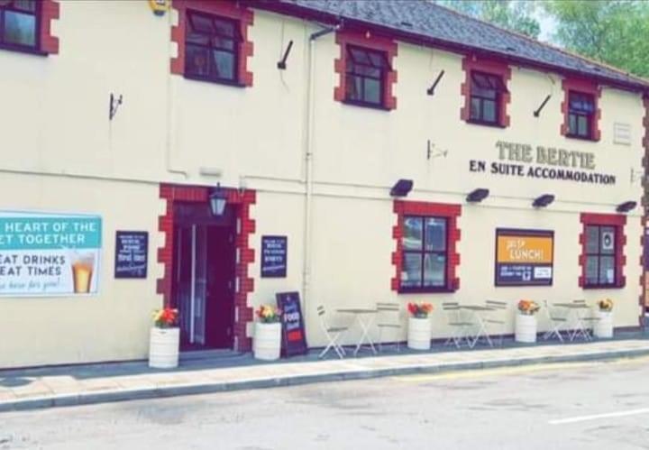 Отель Bertie Pontypridd Trehafod Экстерьер фото
